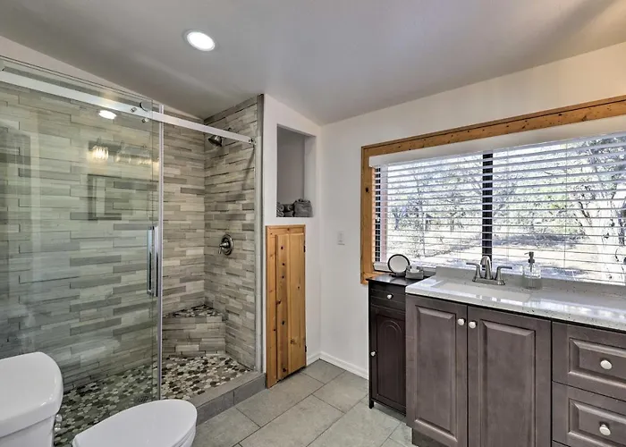 Hot Tub & Mtn View: Dog-friendly Getaway! *